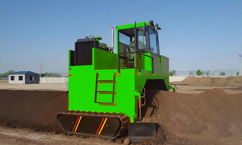 履帶式翻堆機(jī)如何實(shí)現(xiàn)高粘物料無(wú)粘高效作業(yè)